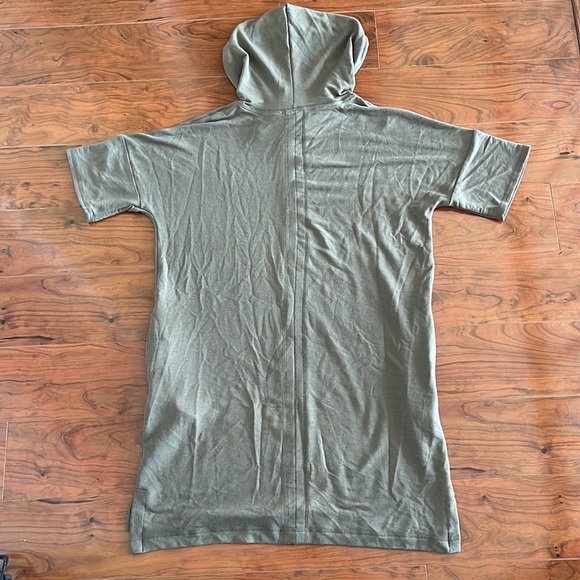 Cable & Gauge Sage Green Short Sleeve Hooded Tunic Shirt Top - Picture 8 of 9